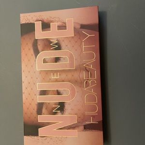 **SOLD**Huda eyeshadow palette